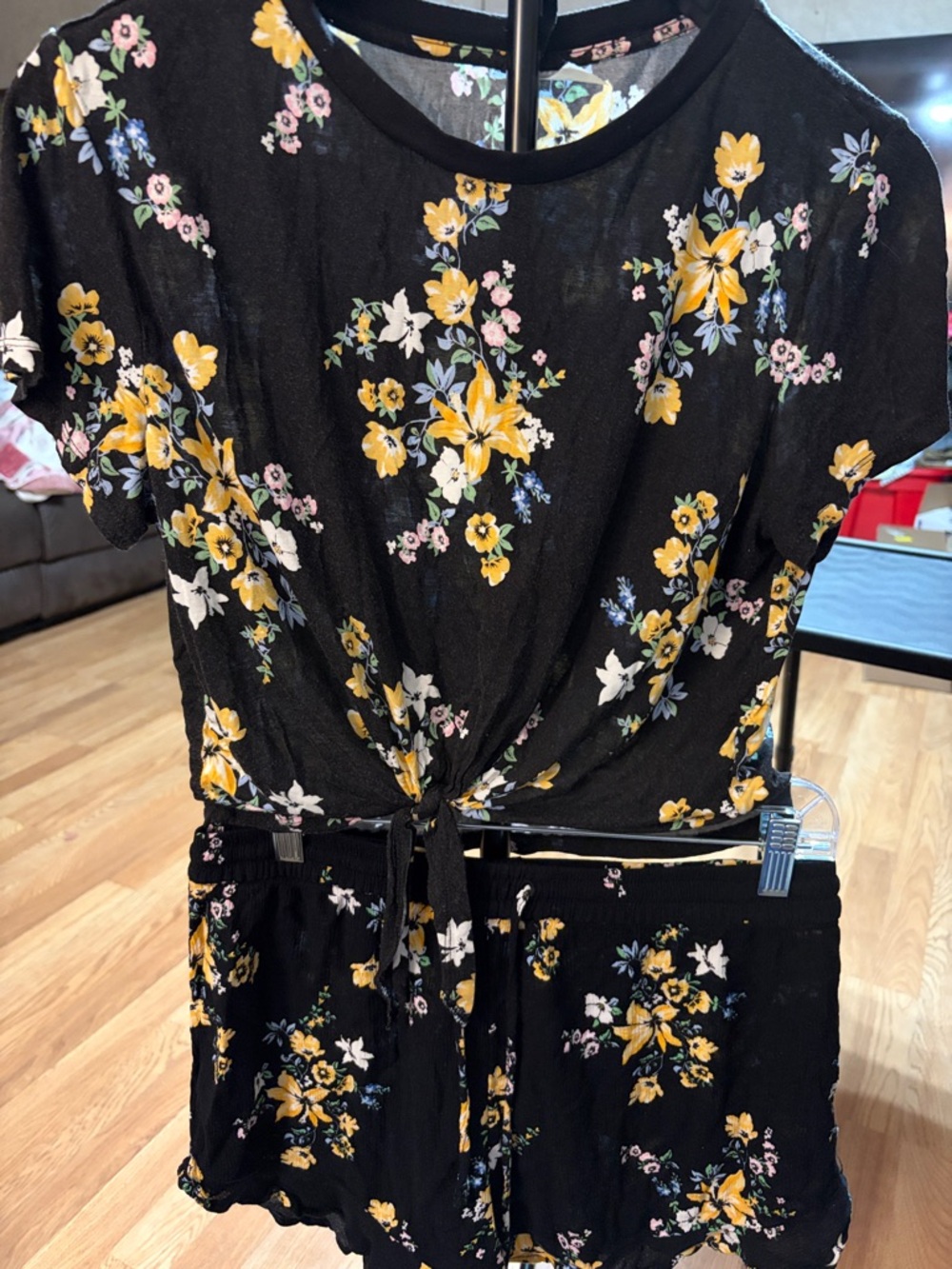 M Divided Black Floral Matching Set Tie Front Crop Top & Shorts Size 12